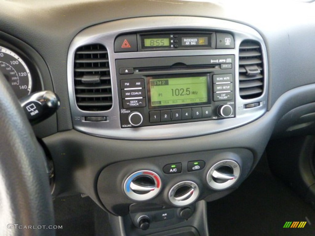 2009 Hyundai Accent SE 3 Door Controls Photo #71030705