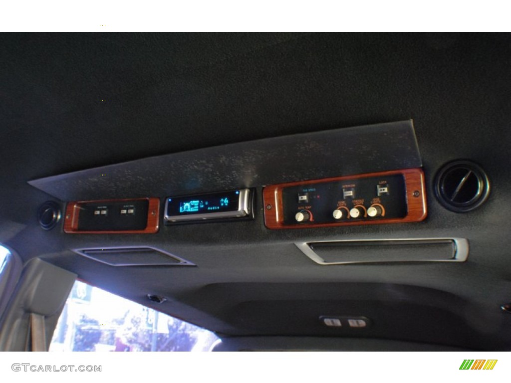 2001 Cadillac DeVille Limousine Controls Photo #71033108
