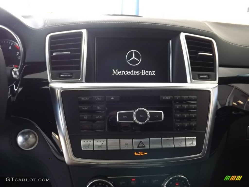 2013 Mercedes-Benz GL 550 4Matic Controls Photo #71037833