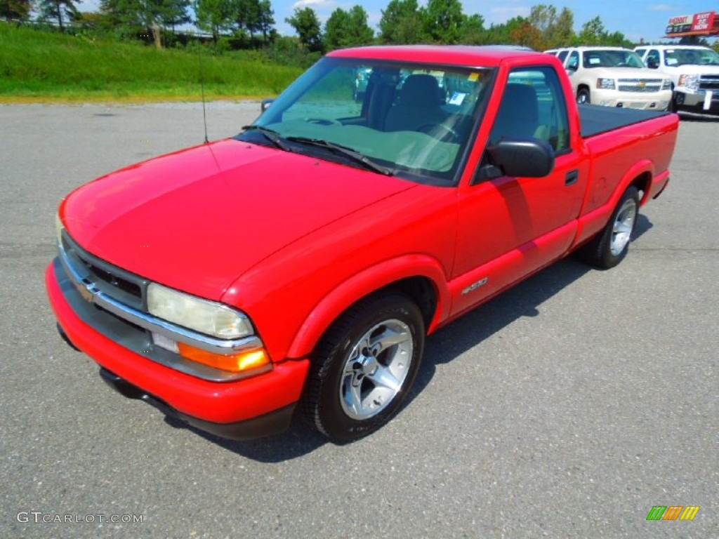 Victory Red 2003 Chevrolet S10 LS Regular Cab Exterior Photo #71059232