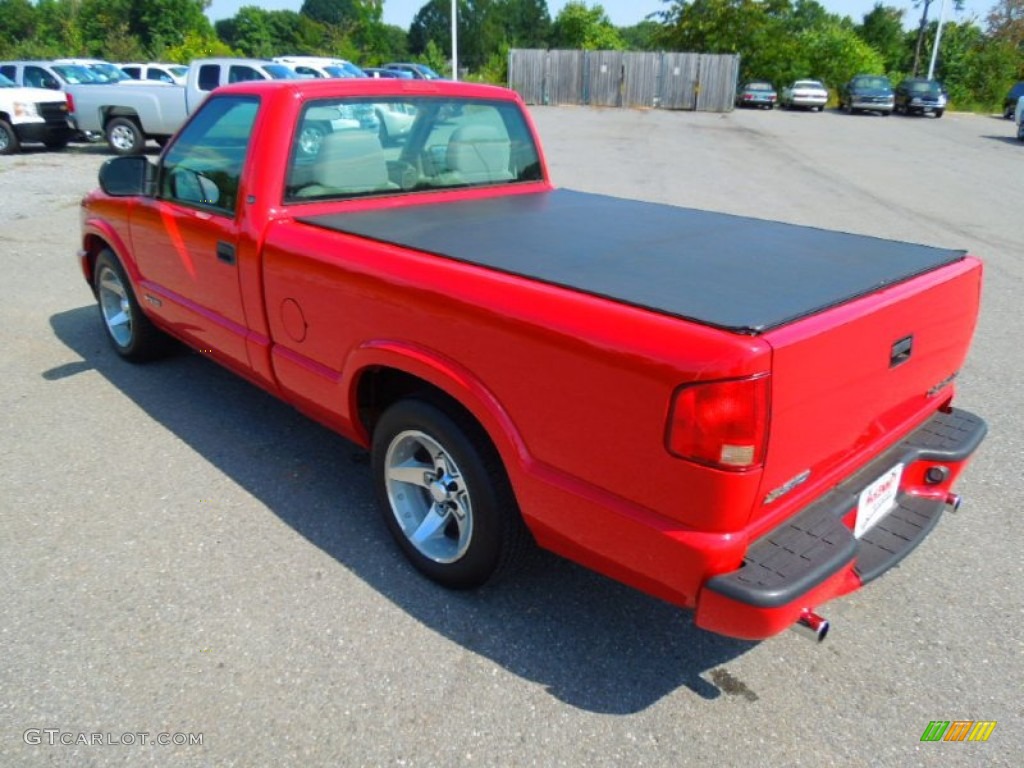 Victory Red 2003 Chevrolet S10 LS Regular Cab Exterior Photo #71059256