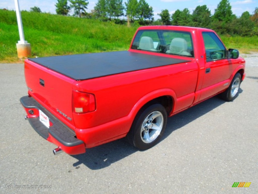 2003 S10 LS Regular Cab - Victory Red / Medium Gray photo #6