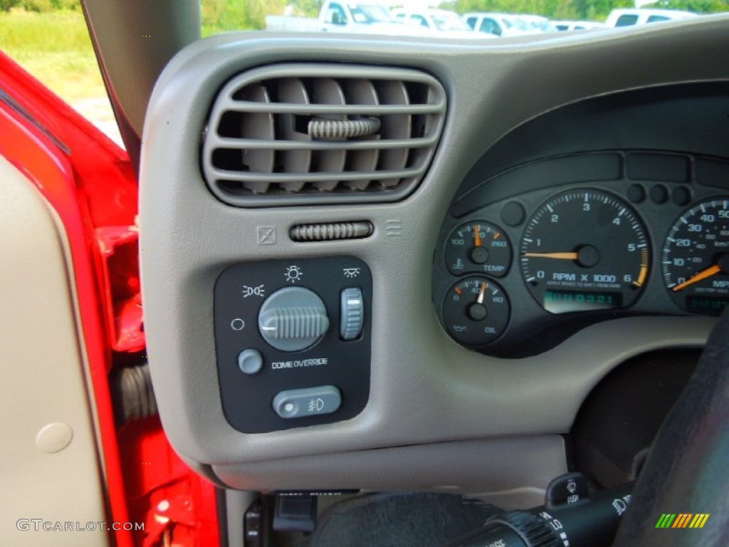 2003 S10 LS Regular Cab - Victory Red / Medium Gray photo #12