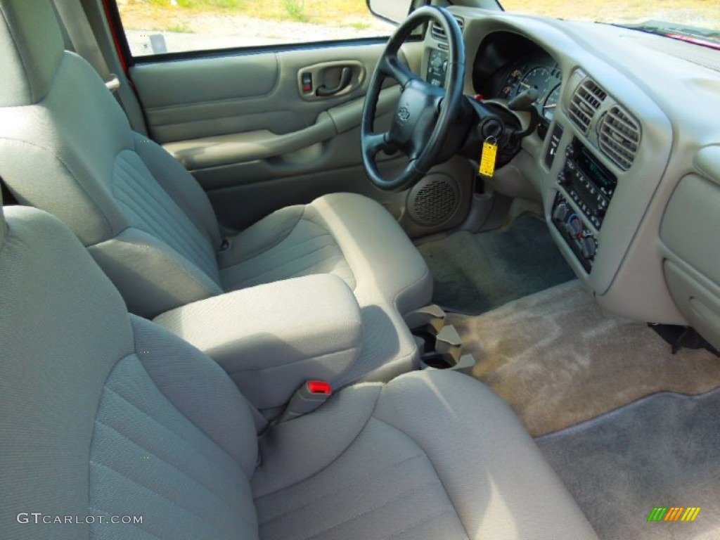 2003 S10 LS Regular Cab - Victory Red / Medium Gray photo #18
