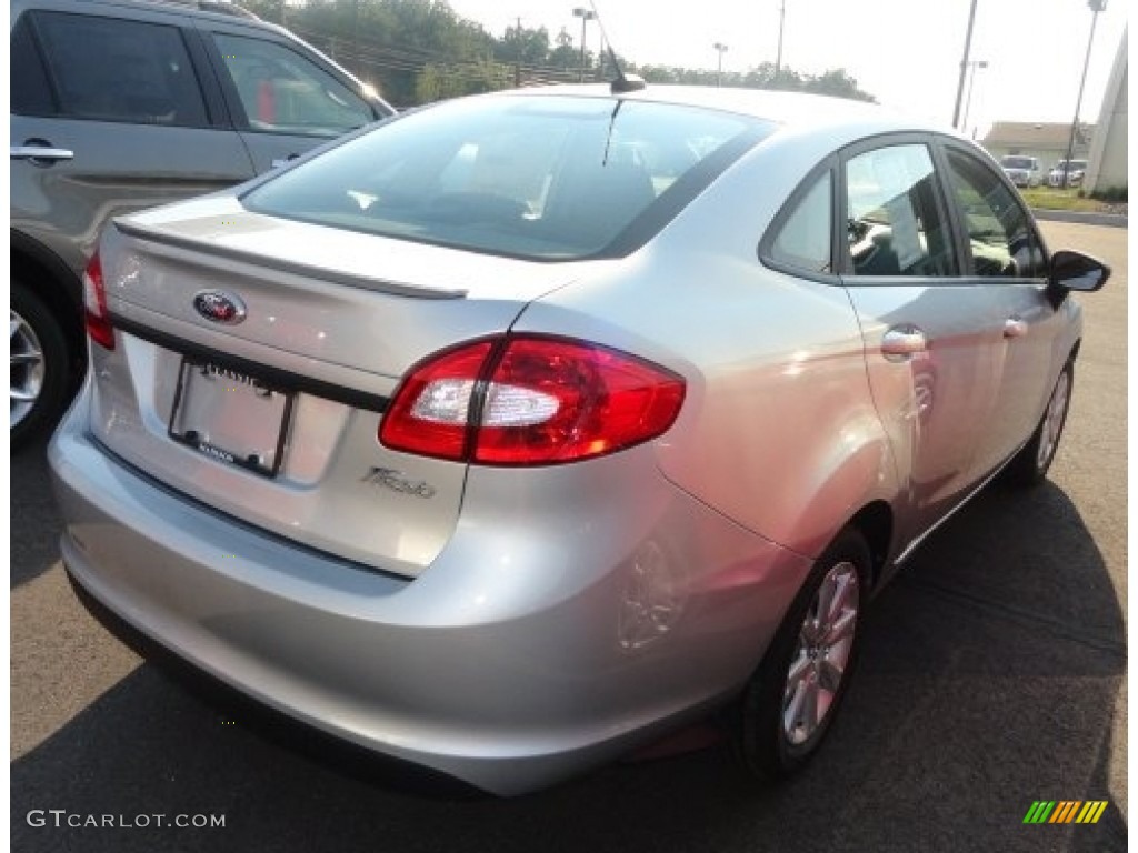 2013 Fiesta SE Sedan - Ingot Silver / Charcoal Black photo #2