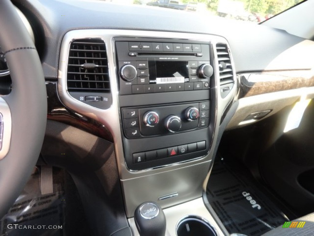 2013 Grand Cherokee Laredo 4x4 - Brilliant Black Crystal Pearl / Black photo #6