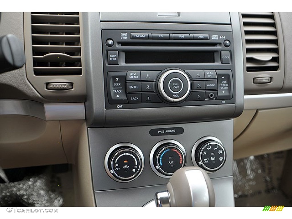 2012 Nissan Sentra 2.0 S Controls Photos