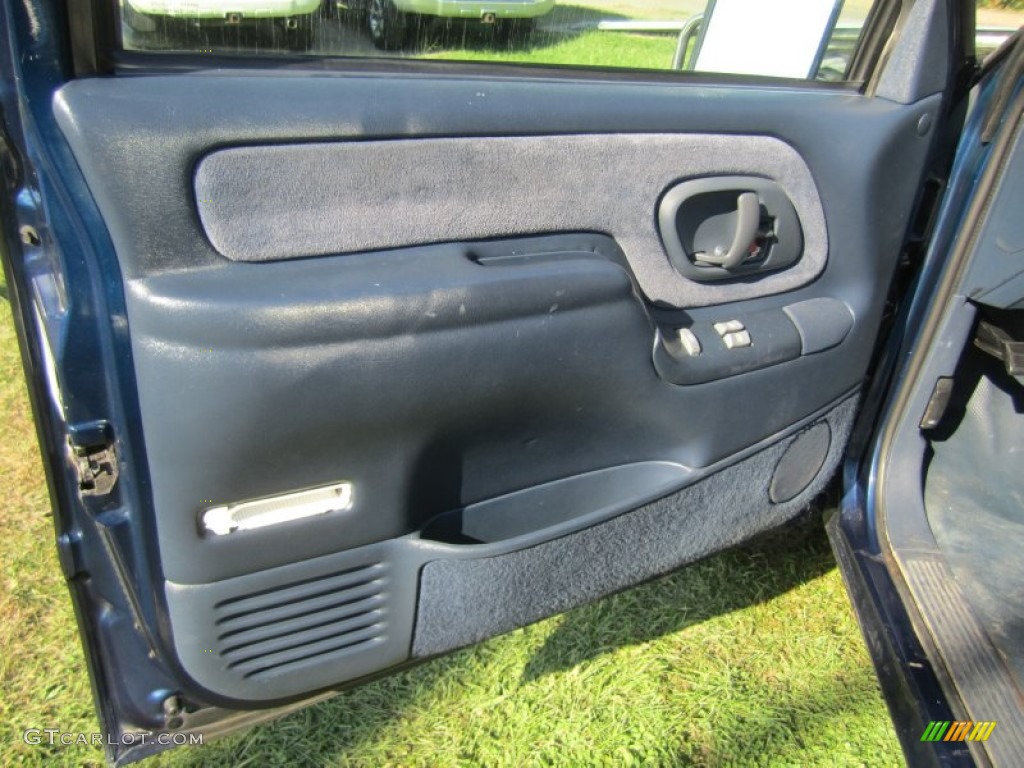2000 Chevrolet Silverado 2500 LS Extended Cab 4x4 Blue Door Panel Photo #71068024