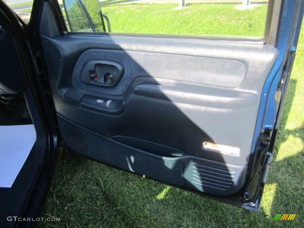 2000 Silverado 2500 LS Extended Cab 4x4 - Indigo Blue Metallic / Blue photo #36