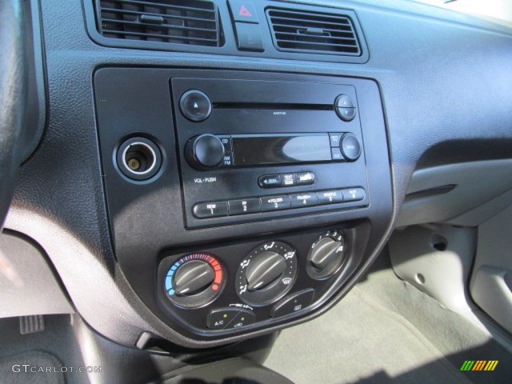2007 Ford Focus ZX4 S Sedan Controls Photos