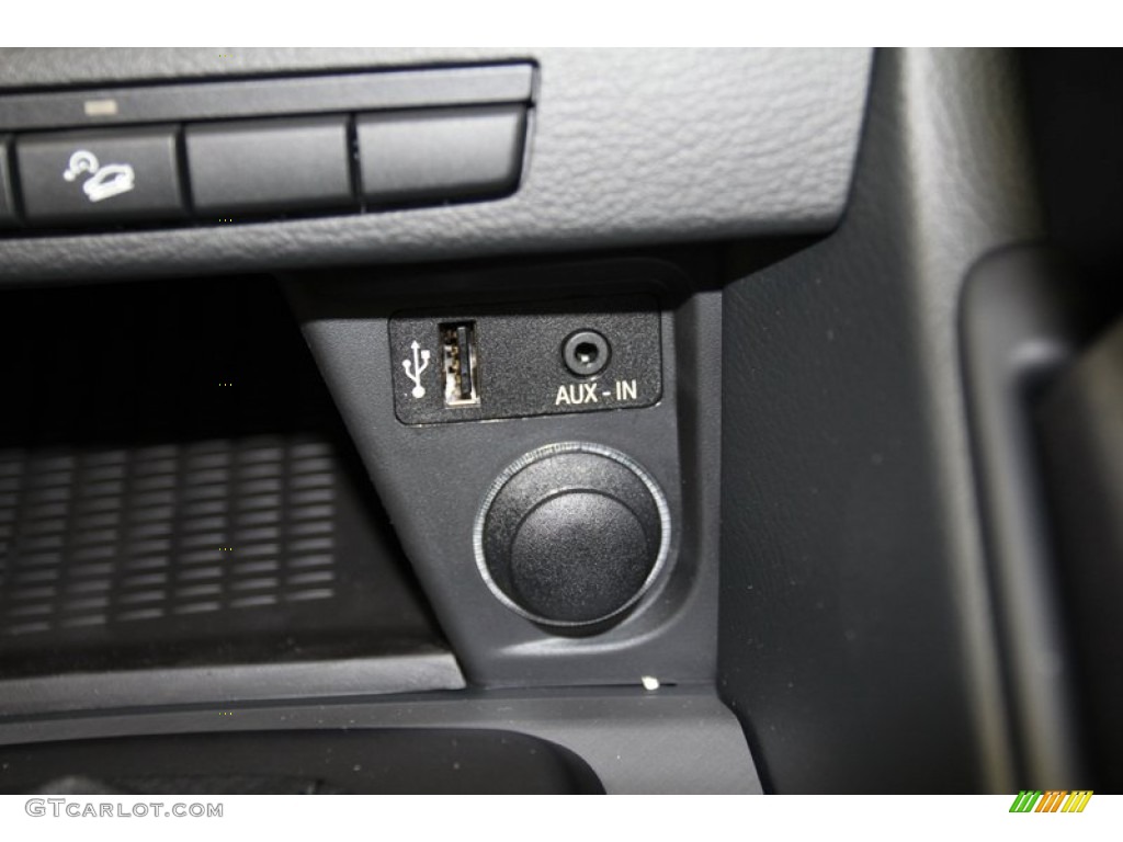 2013 BMW X1 xDrive 35i Controls Photo #71086942