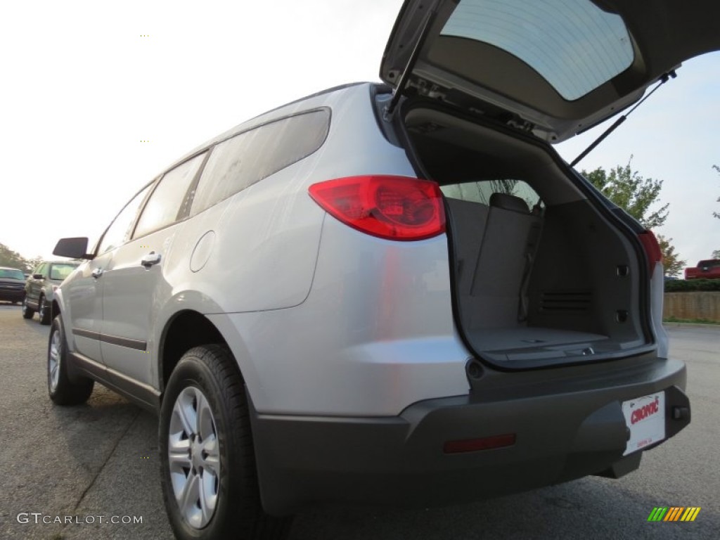 2012 Traverse LS - Silver Ice Metallic / Dark Gray/Light Gray photo #13