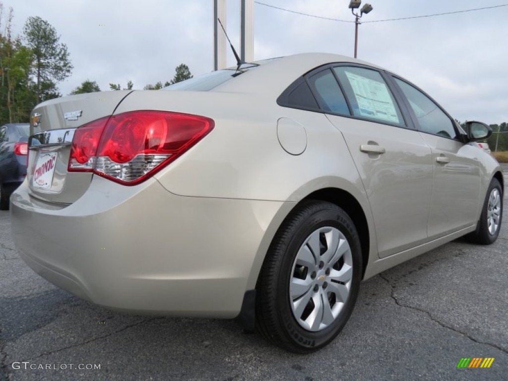 2013 Cruze LS - Champagne Silver Metallic / Jet Black/Medium Titanium photo #7