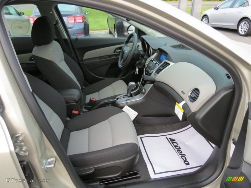 2013 Cruze LS - Champagne Silver Metallic / Jet Black/Medium Titanium photo #11