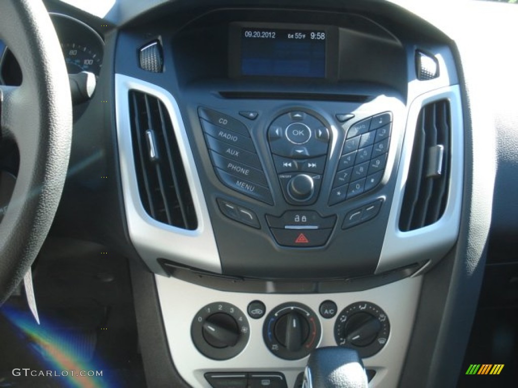 2013 Ford Focus SE Sedan Controls Photo #71130983