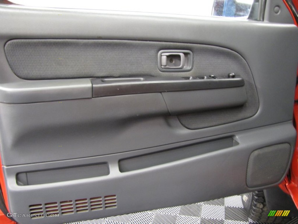 2004 Nissan Frontier XE V6 Crew Cab 4x4 Gray Door Panel Photo #71153505