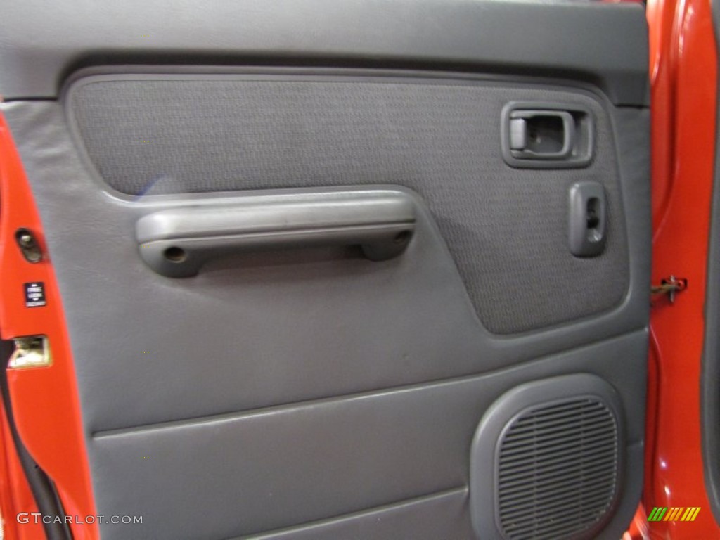 2004 Nissan Frontier XE V6 Crew Cab 4x4 Gray Door Panel Photo #71153520
