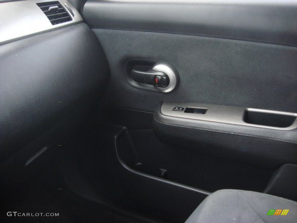 2008 Versa 1.8 S Hatchback - Red Alert / Charcoal photo #14