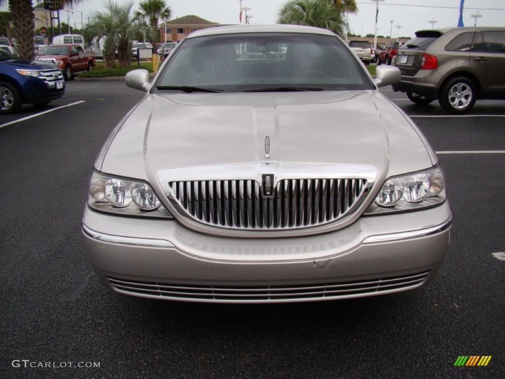 Silver Birch Metallic 2011 Lincoln Town Car Signature Limited Exterior Photo #71178474