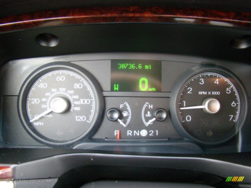 2011 Lincoln Town Car Signature Limited Gauges Photo #71178637