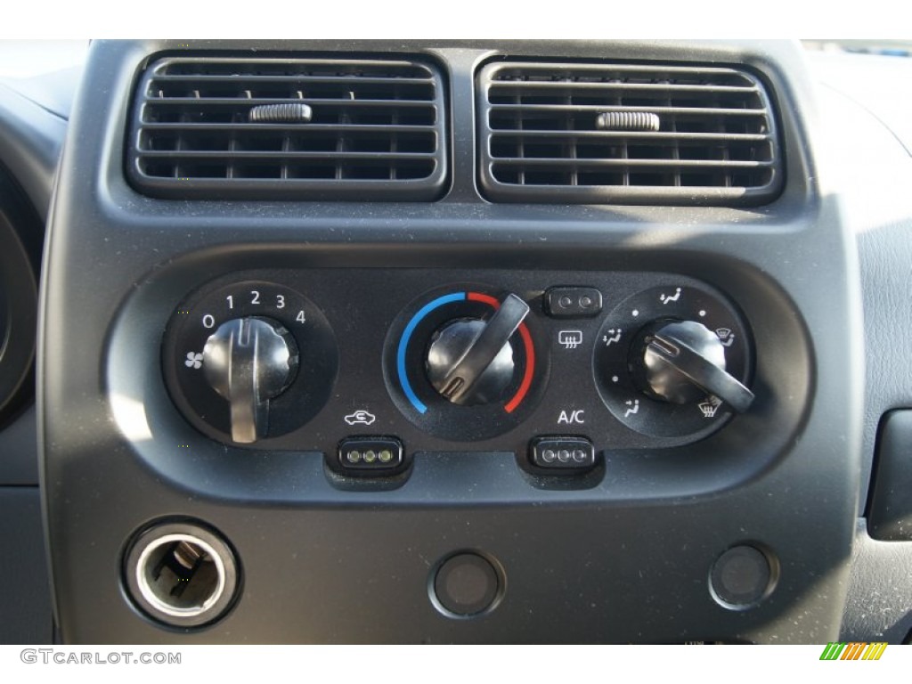2004 Nissan Frontier SC Crew Cab 4x4 Controls Photo #71192620