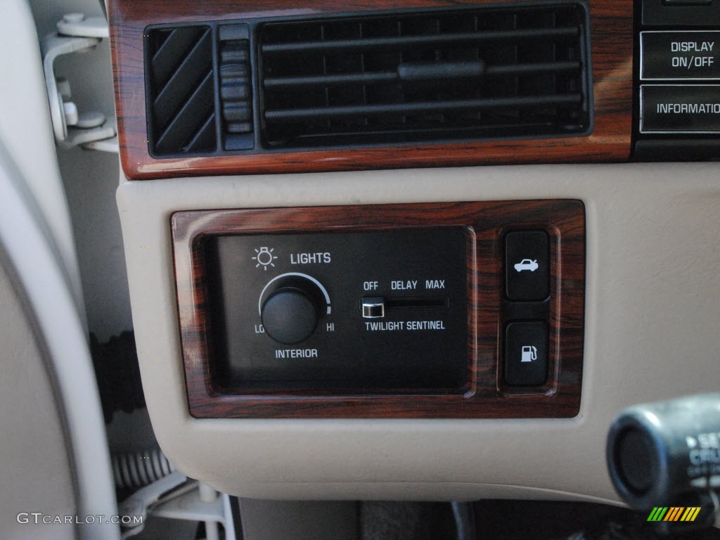 1994 Cadillac DeVille Sedan Controls Photo #71205916
