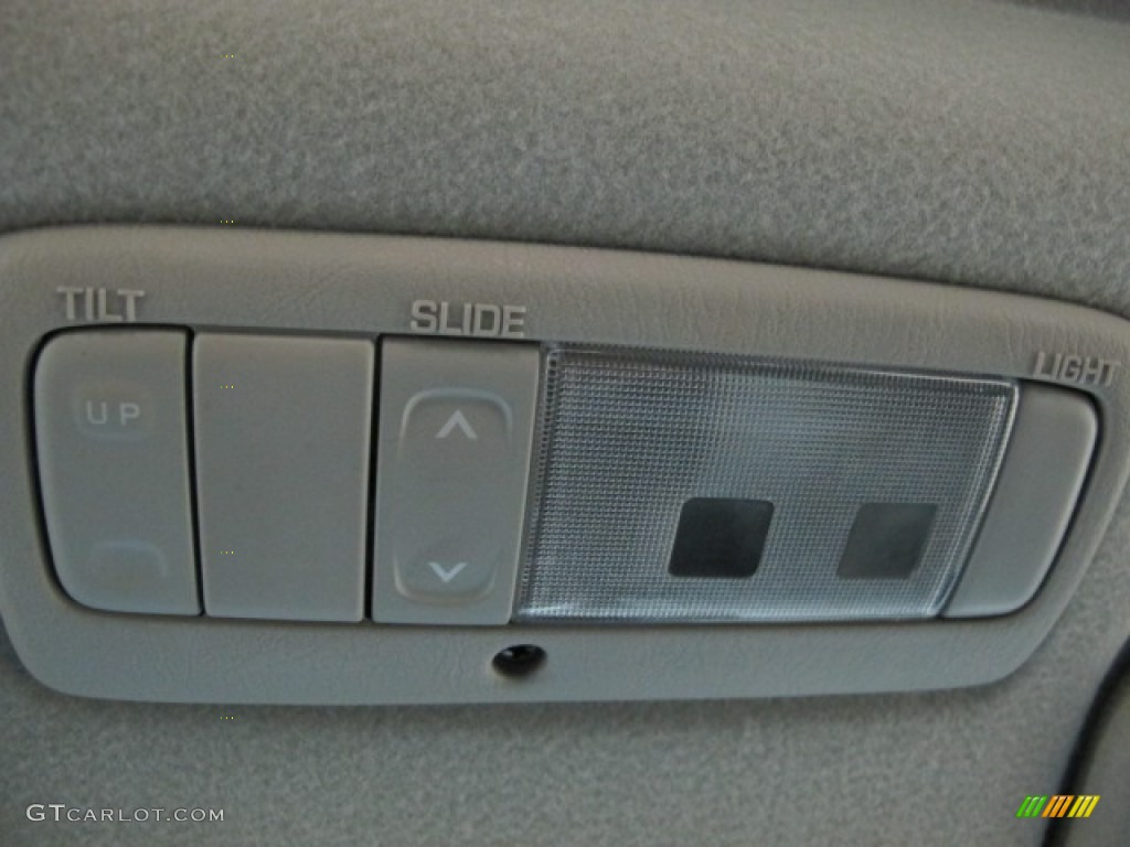 2004 Vibe  - Satellite Silver / Graphite photo #32