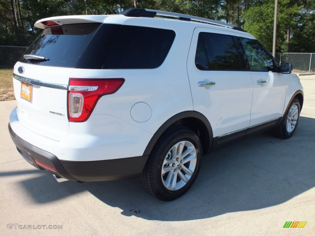 2013 Explorer XLT - Oxford White / Medium Light Stone photo #5