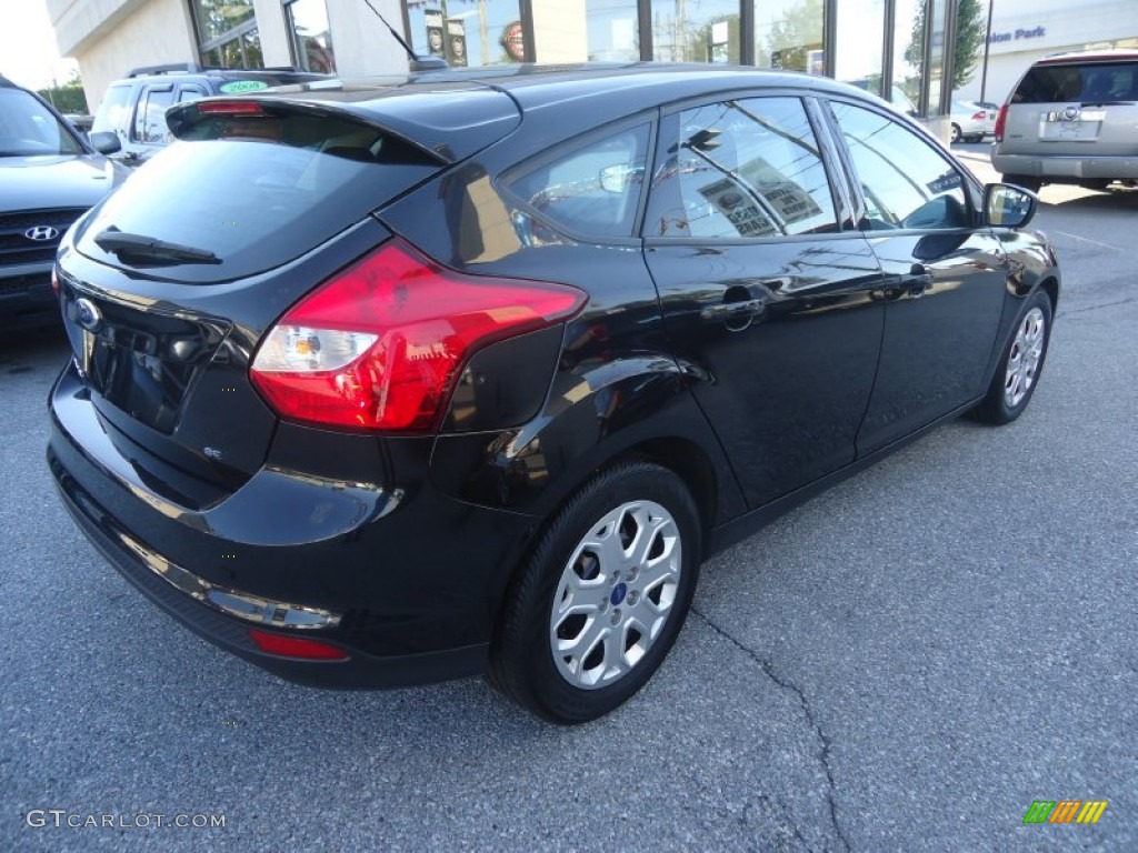 2012 Focus SE 5-Door - Black / Charcoal Black photo #6