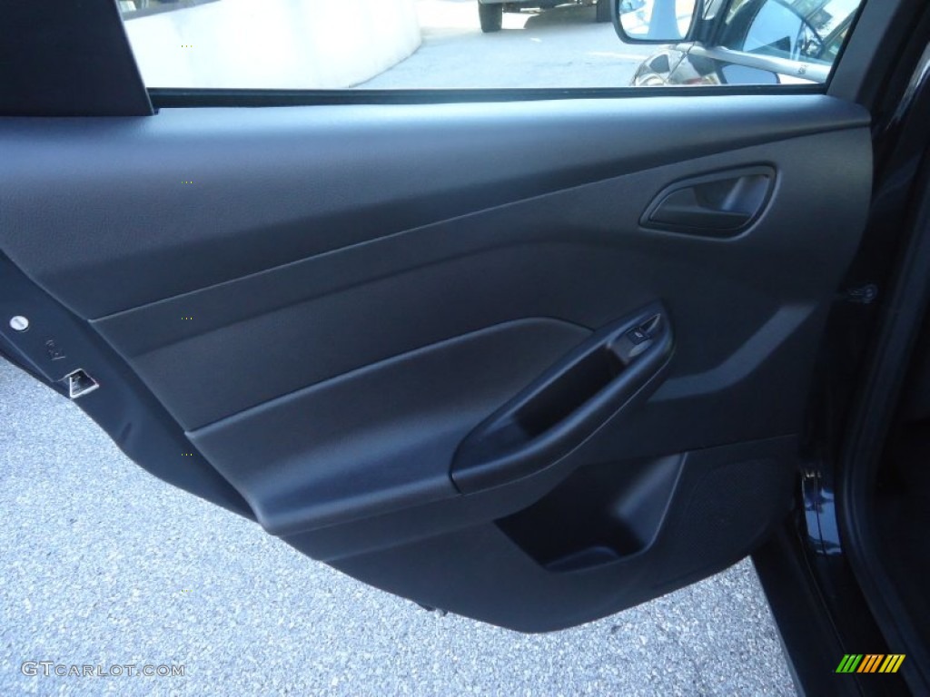 2012 Focus SE 5-Door - Black / Charcoal Black photo #33