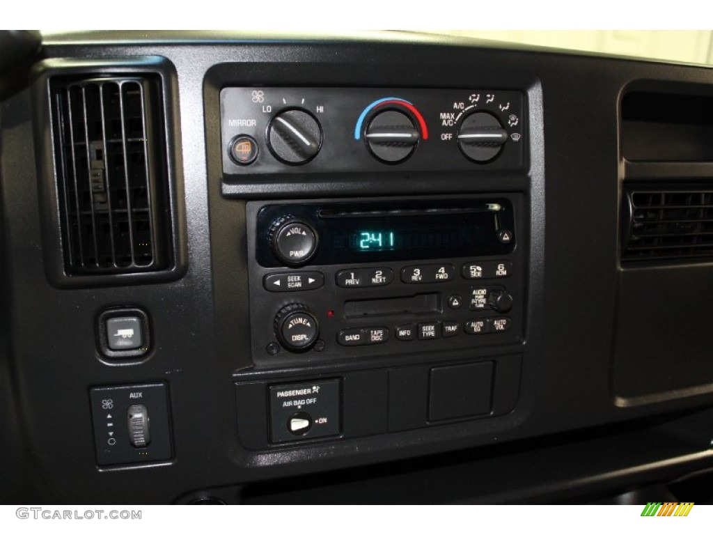 2004 Chevrolet Express 2500 Passenger Conversion Van Controls Photo #71272432