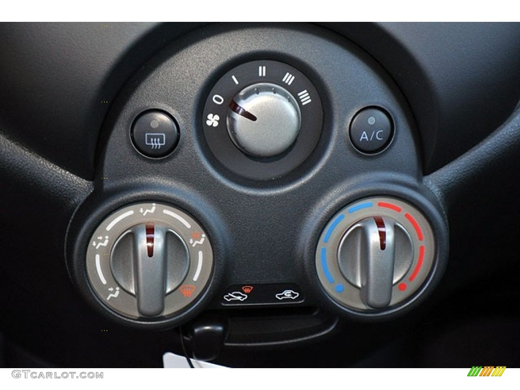 2012 Nissan Versa 1.6 SV Sedan Controls Photo #71275972