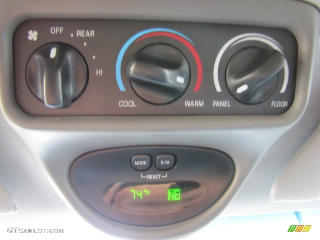 2004 Ford Excursion XLT 4x4 Controls Photo #71281413