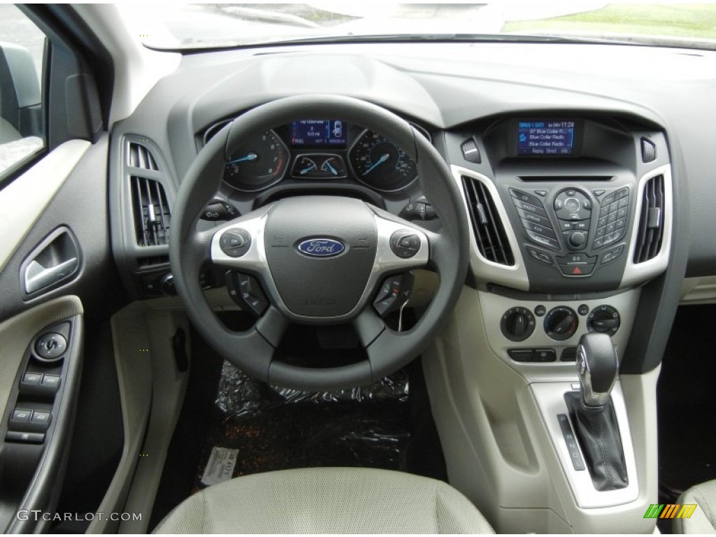 2013 Ford Focus SE Sedan Medium Light Stone Dashboard Photo #71283001