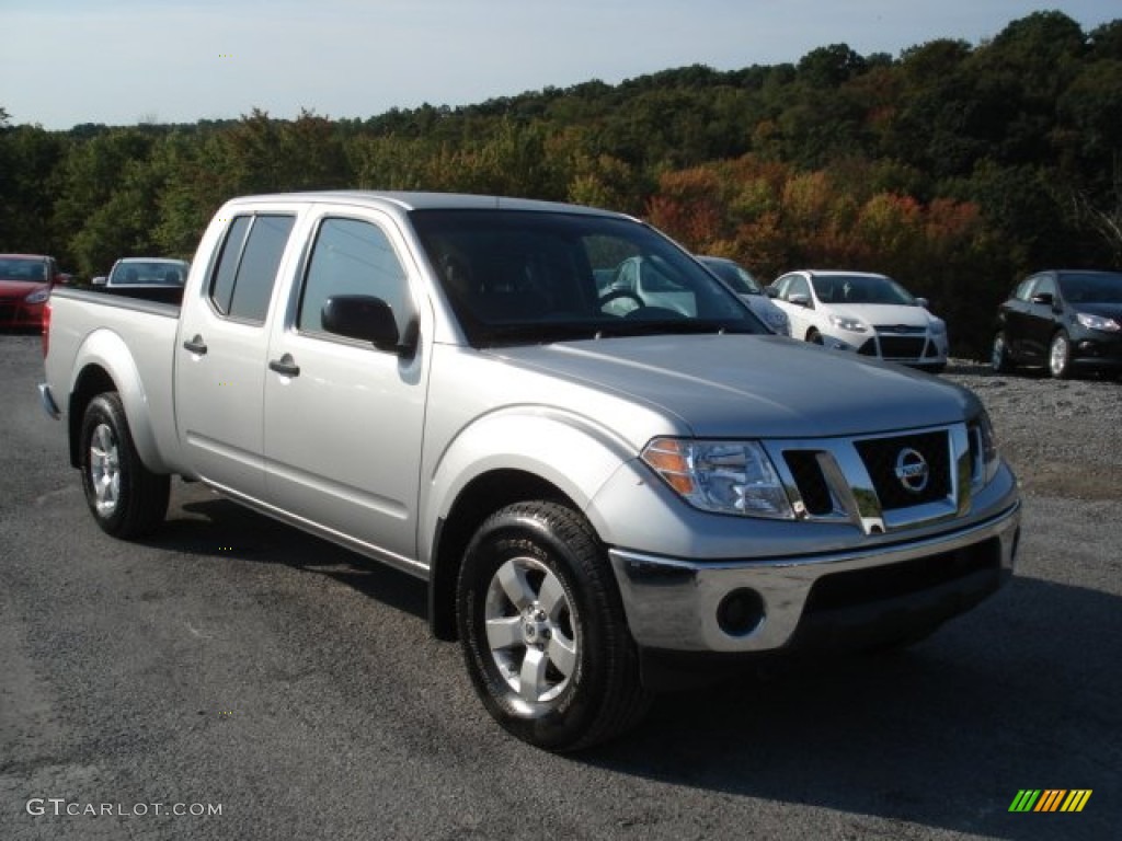 2010 Frontier SE Crew Cab 4x4 - Radiant Silver Metallic / Graphite photo #2