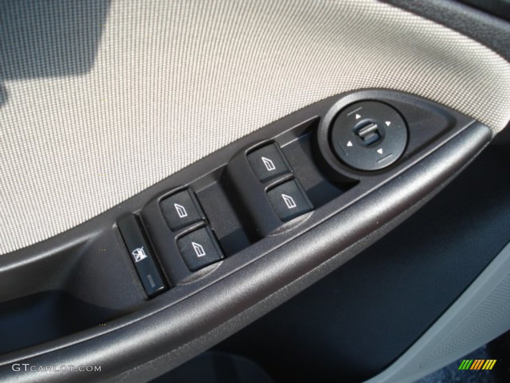 2013 Focus SE Sedan - Ruby Red / Medium Light Stone photo #15