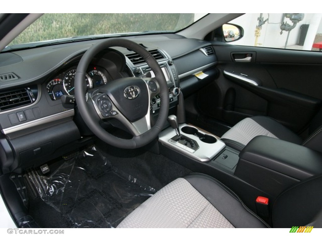 Black/Ash Interior 2012 Toyota Camry SE Photo #71322028