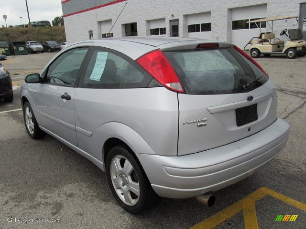 2005 Focus ZX3 SES Coupe - CD Silver Metallic / Charcoal/Charcoal photo #5