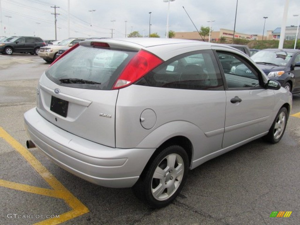 2005 Focus ZX3 SES Coupe - CD Silver Metallic / Charcoal/Charcoal photo #7