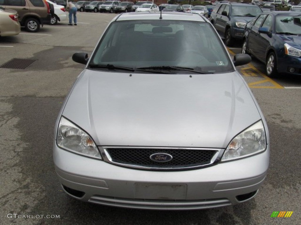 2005 Focus ZX3 SES Coupe - CD Silver Metallic / Charcoal/Charcoal photo #10