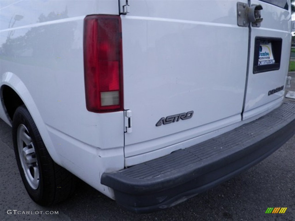 2004 Astro Commercial Van - Summit White / Medium Gray photo #9