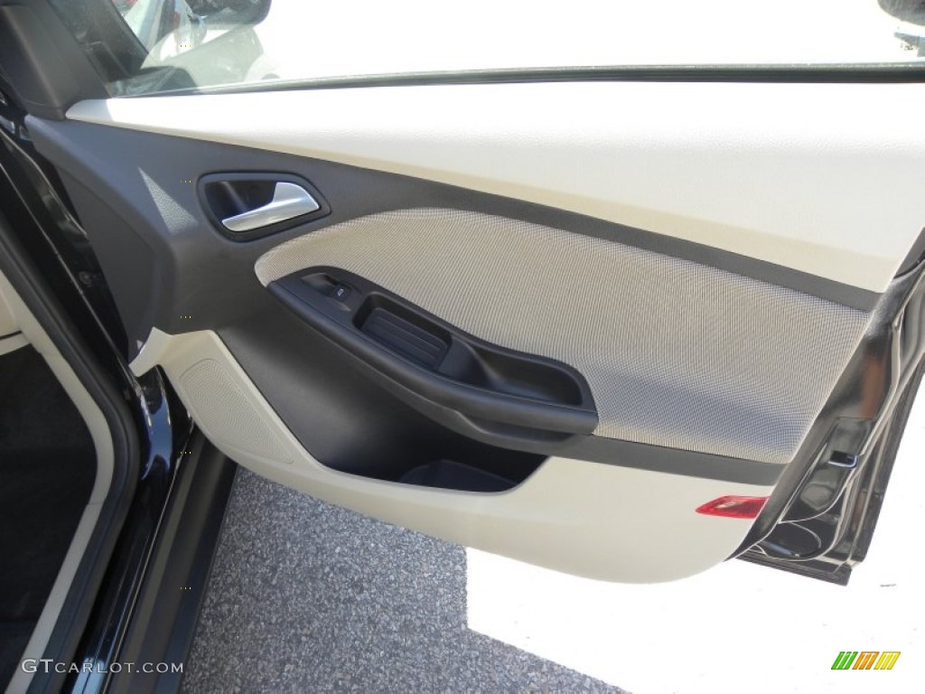 2012 Focus SE 5-Door - Tuxedo Black Metallic / Stone photo #9