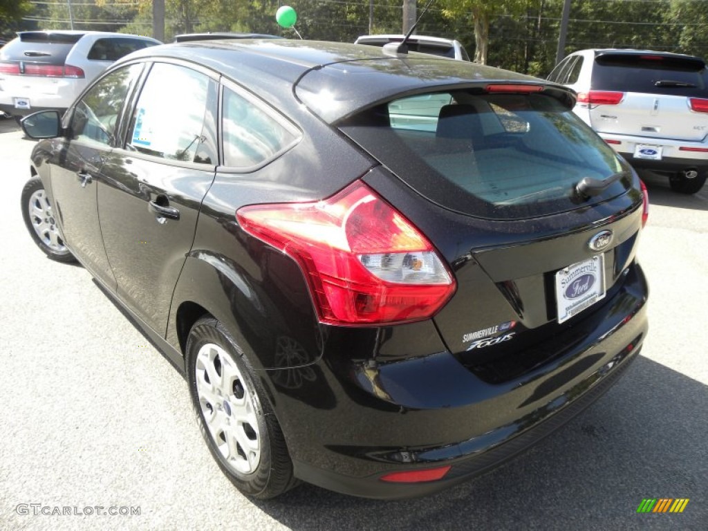 2012 Focus SE 5-Door - Tuxedo Black Metallic / Stone photo #15