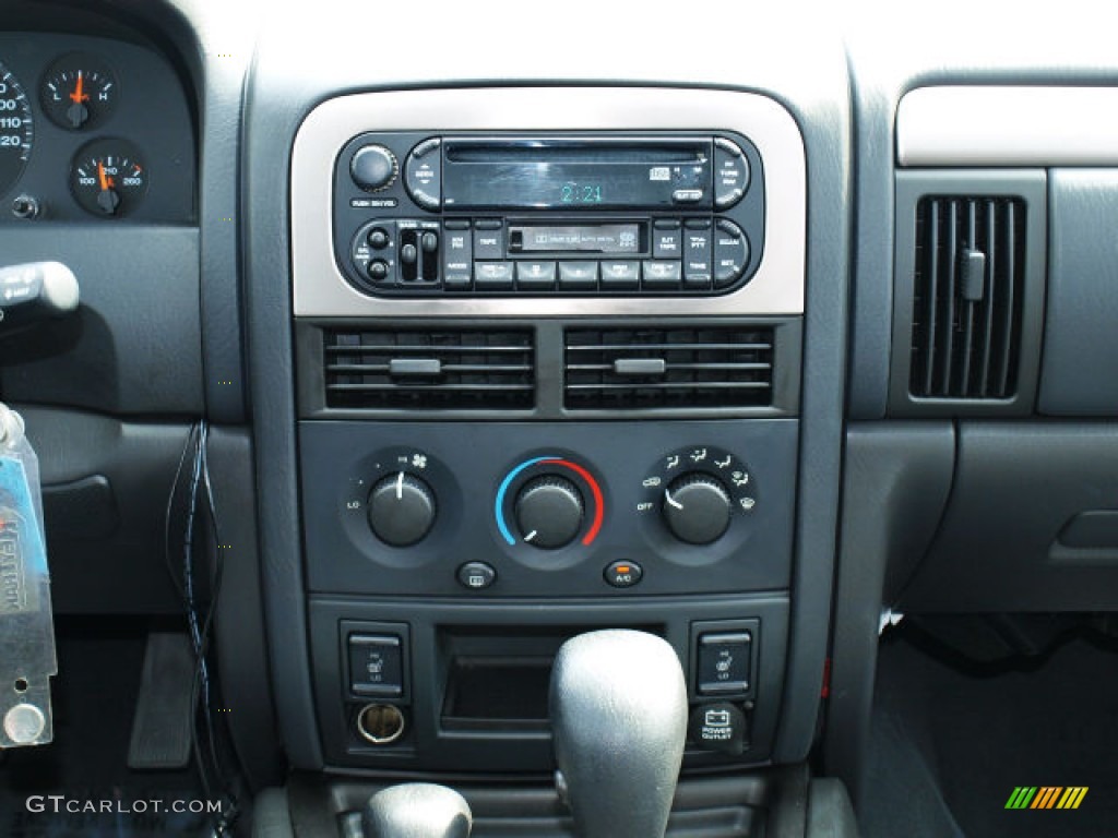 2004 Jeep Grand Cherokee Laredo 4x4 Controls Photo #71371004