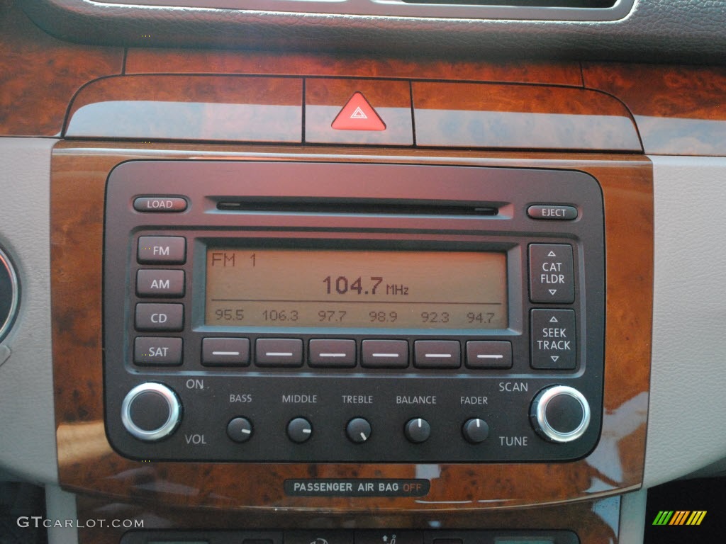 2006 Volkswagen Passat 3.6 4Motion Sedan Audio System Photos