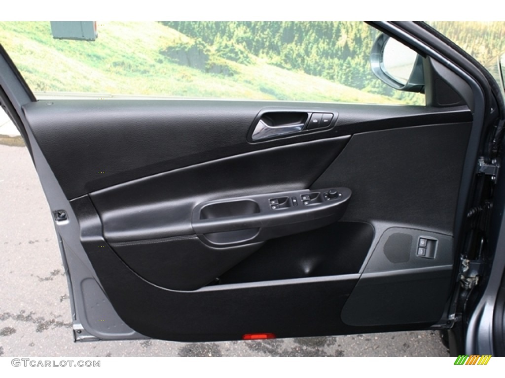 2007 Volkswagen Passat 2.0T Wagon Black Door Panel Photo #71378629