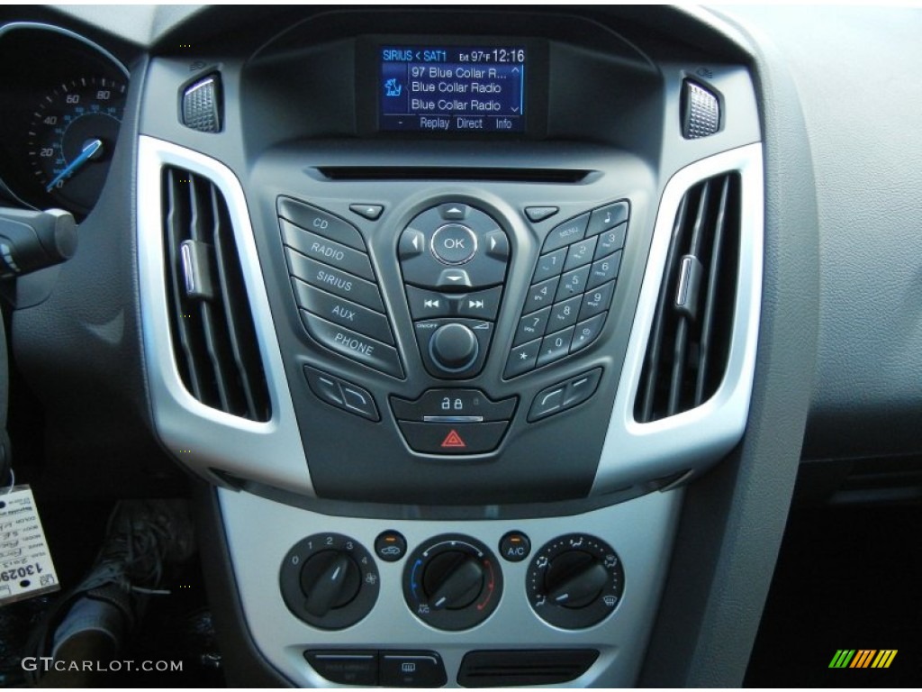 2013 Ford Focus SE Sedan Controls Photo #71389528
