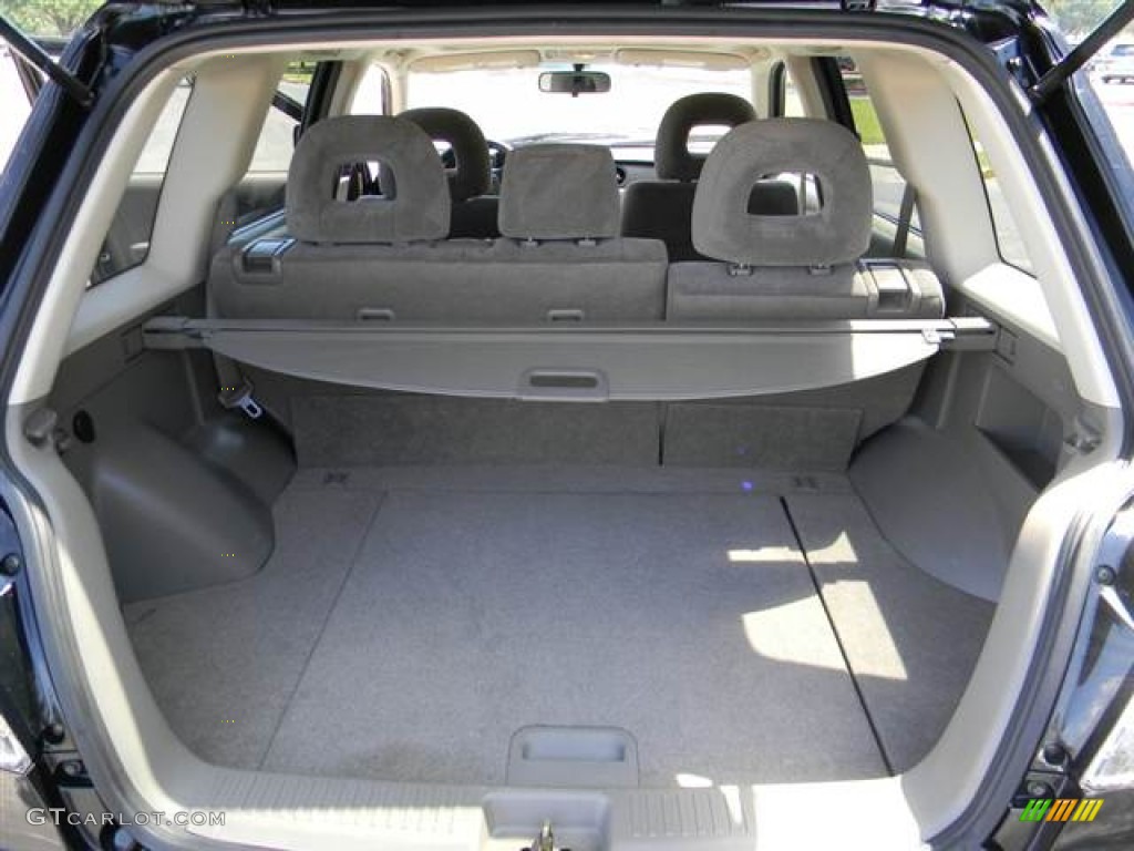 2004 Mitsubishi Outlander XLS Trunk Photos