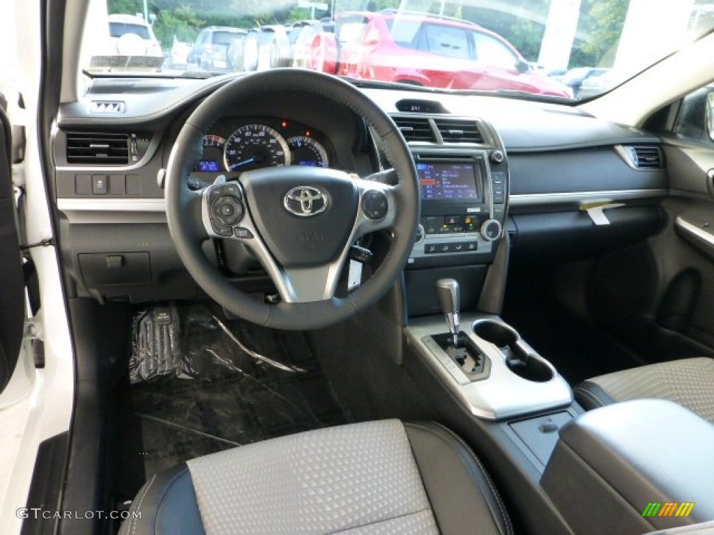 Black/Ash Interior 2012 Toyota Camry SE Photo #71404216