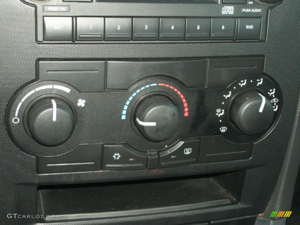 2005 Dodge Magnum SE Controls Photos